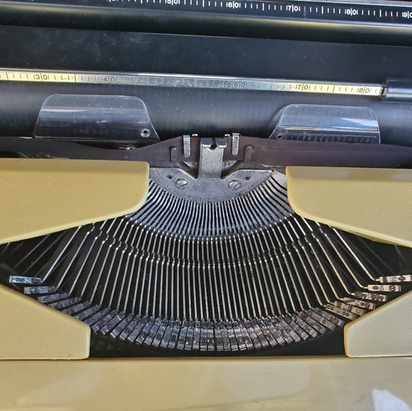 Sears electric 1 typewriter no cord - Picture 6 of 10